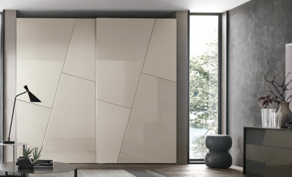 Lemari Pakaian dengan Pintu Geser Geometris